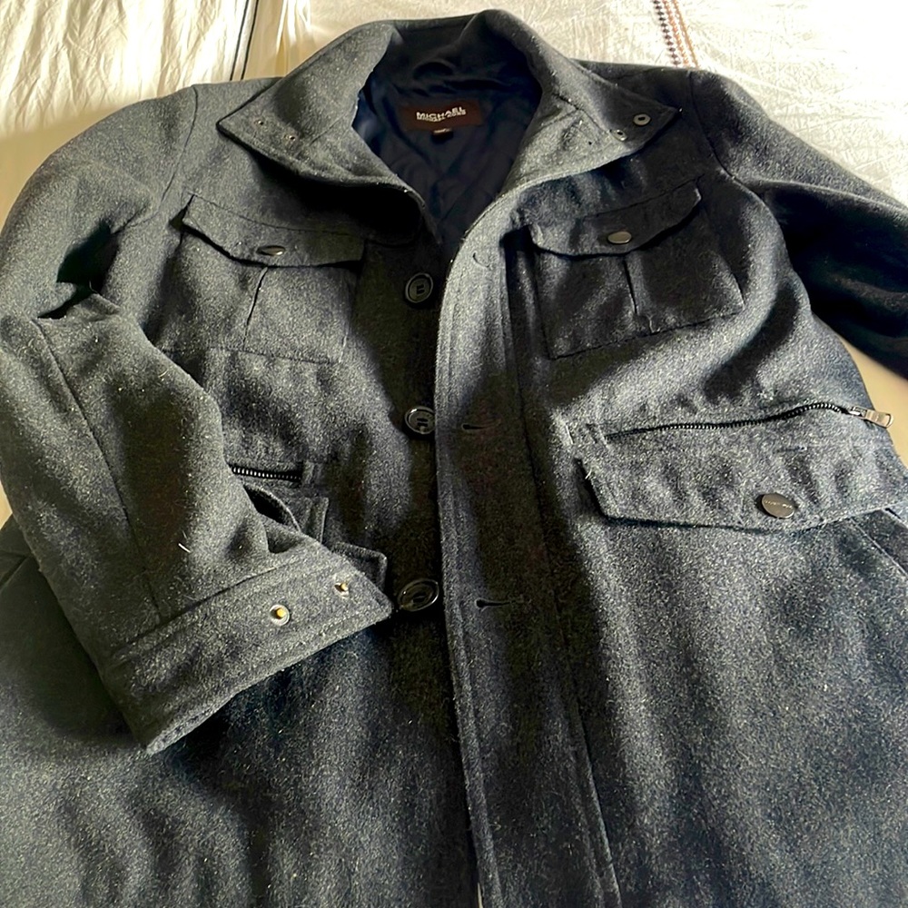 Wool mix men’s coat. Lots of pocket detail